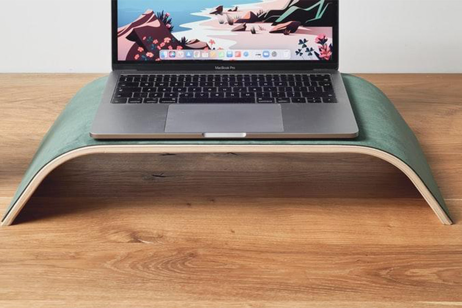 Macbook Pro su un supporto per laptop portatile