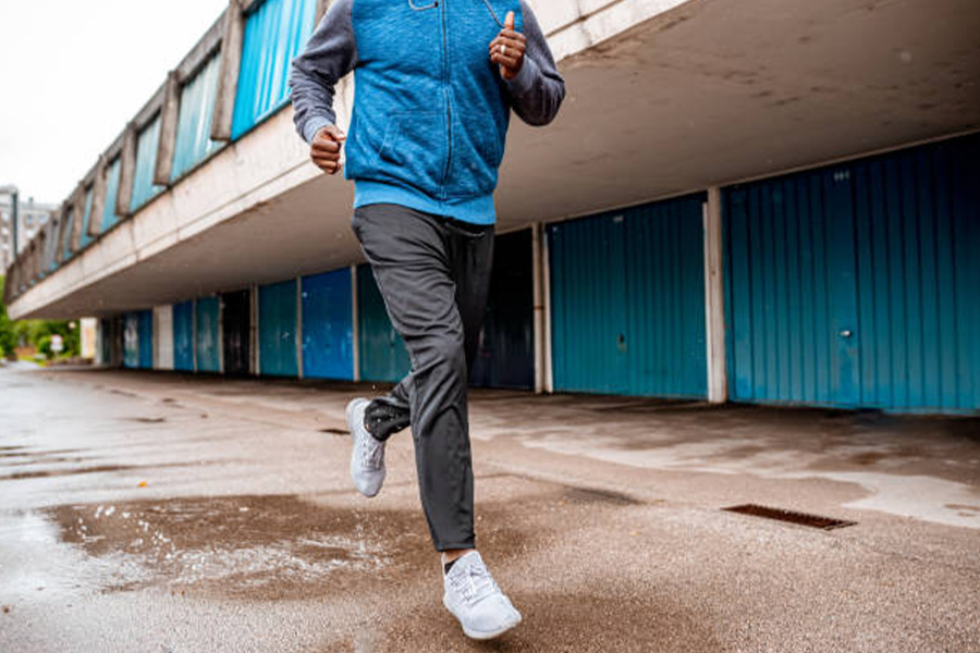 Hombre corriendo con pantalones de jogging ajustados grises