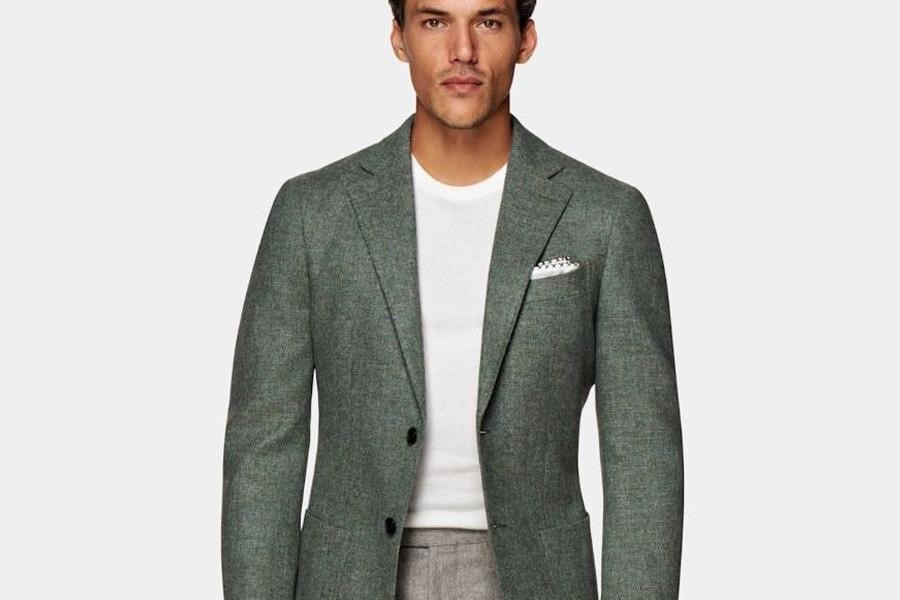 Homme portant une veste de costume verte