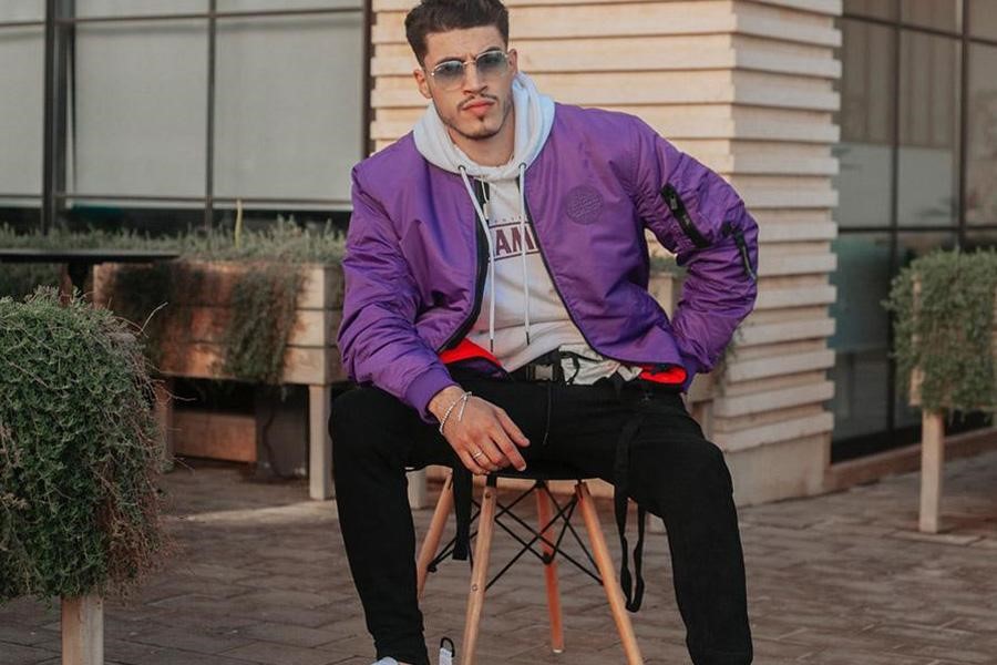 Homme portant un blouson violet