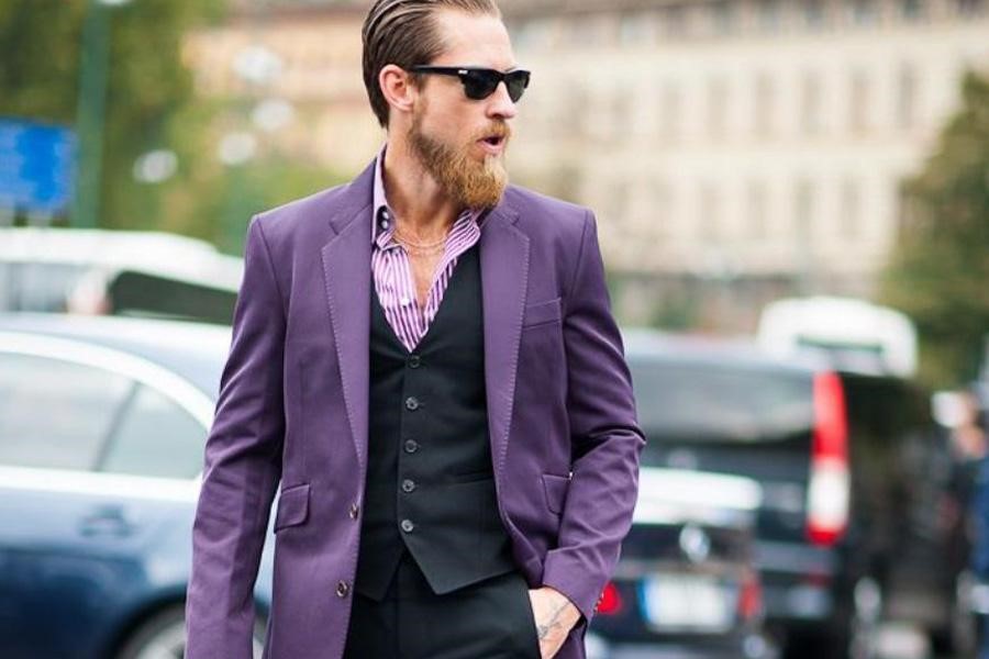 Homme portant une veste de costume de couleur violette