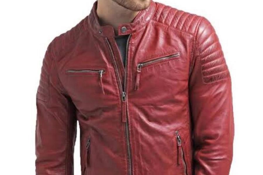 Homme portant une veste en cuir rouge