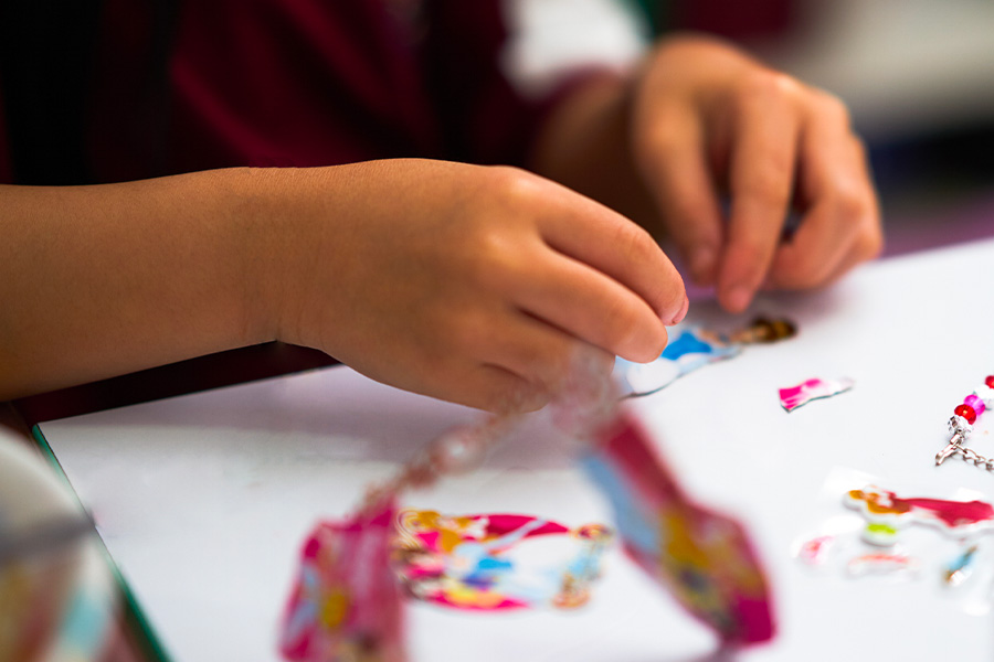 Persona que usa pegatinas en papel