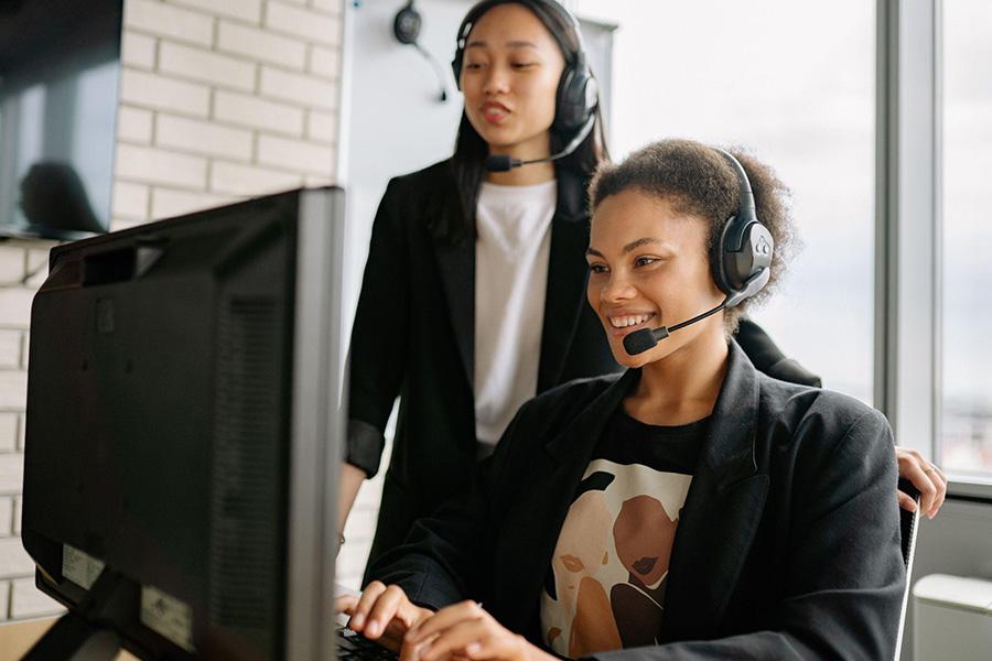 Equipe de suporte ao cliente sorridente no trabalho