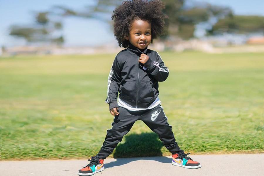 黒いスウェット スーツ セットを着ている幼児の男の子