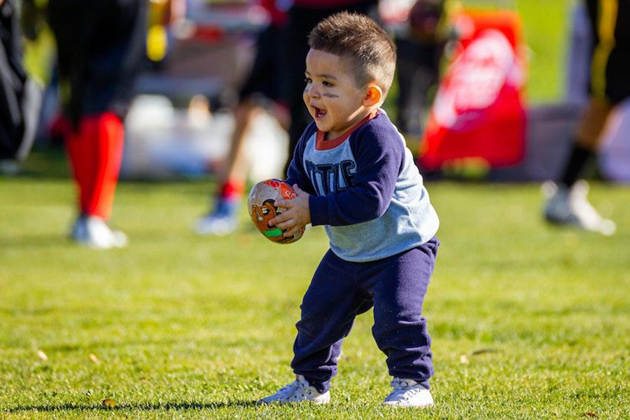 Niño con un conjunto de sudadera azul marino y gris