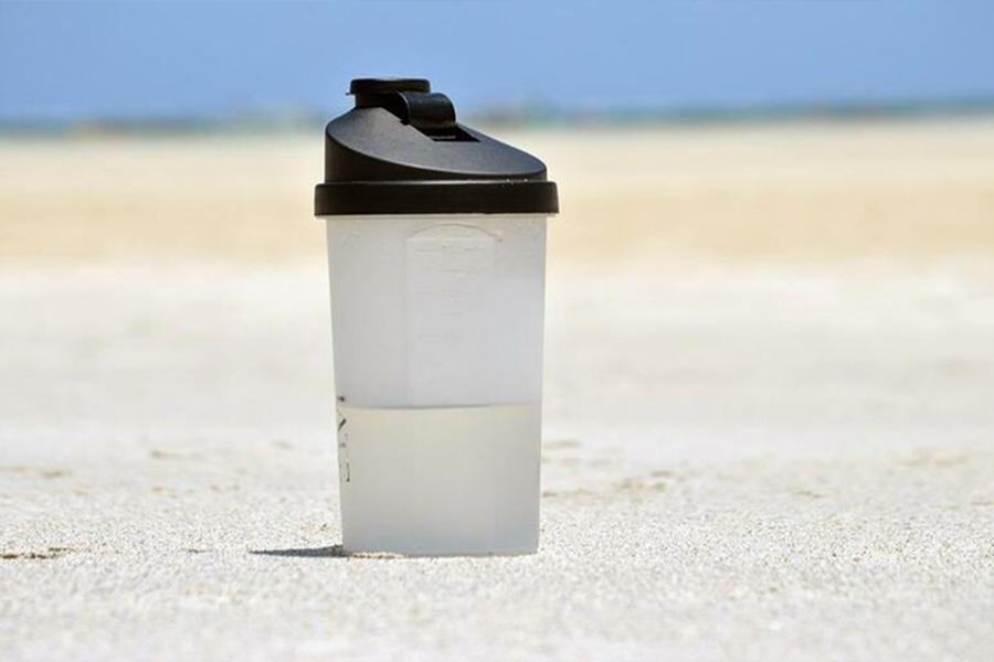 Botella de agua deportiva de plástico transparente