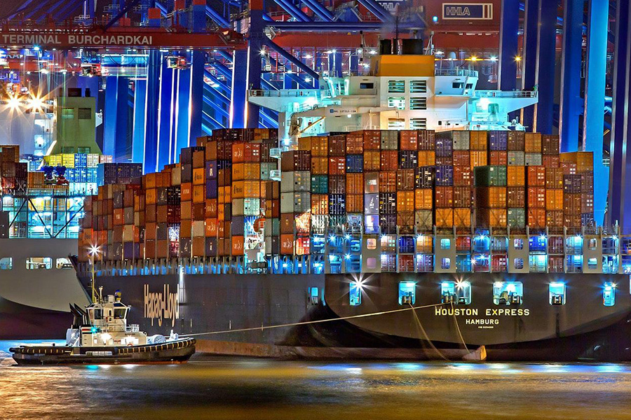 Wildwasserboot neben einem großen Frachtschiff