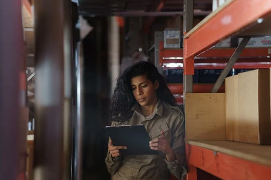 mujer, en, almacén, estudiar, libreta