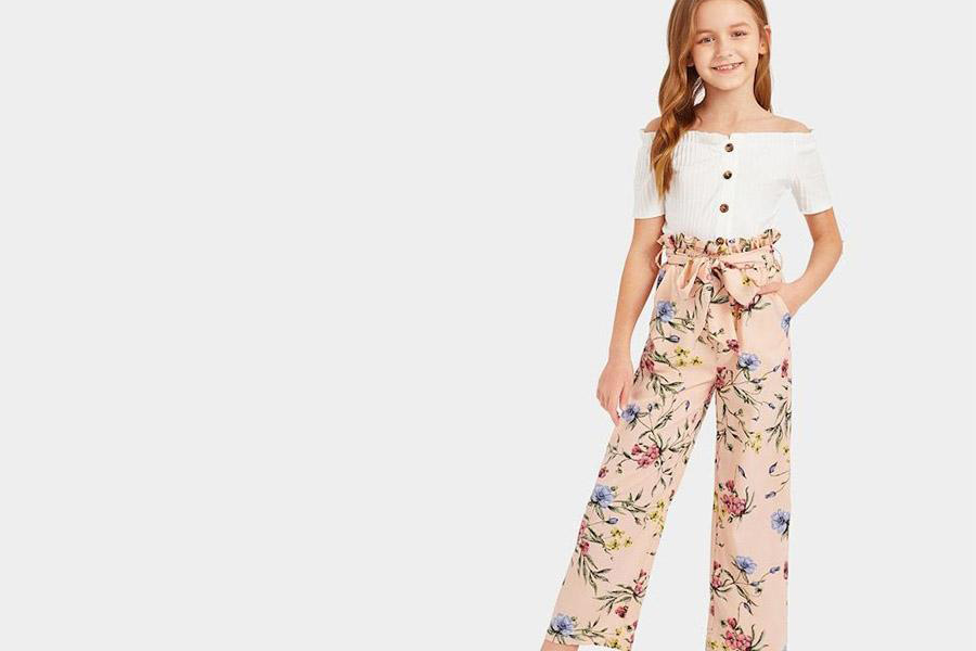 Moça arrasando com calça com estampa floral