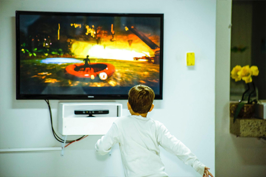 Un televisor de pantalla plana montado en una pared.