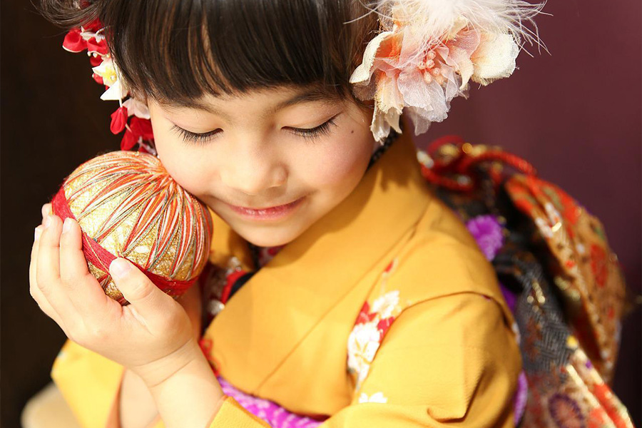 Ein Mädchen in traditioneller japanischer Kleidung