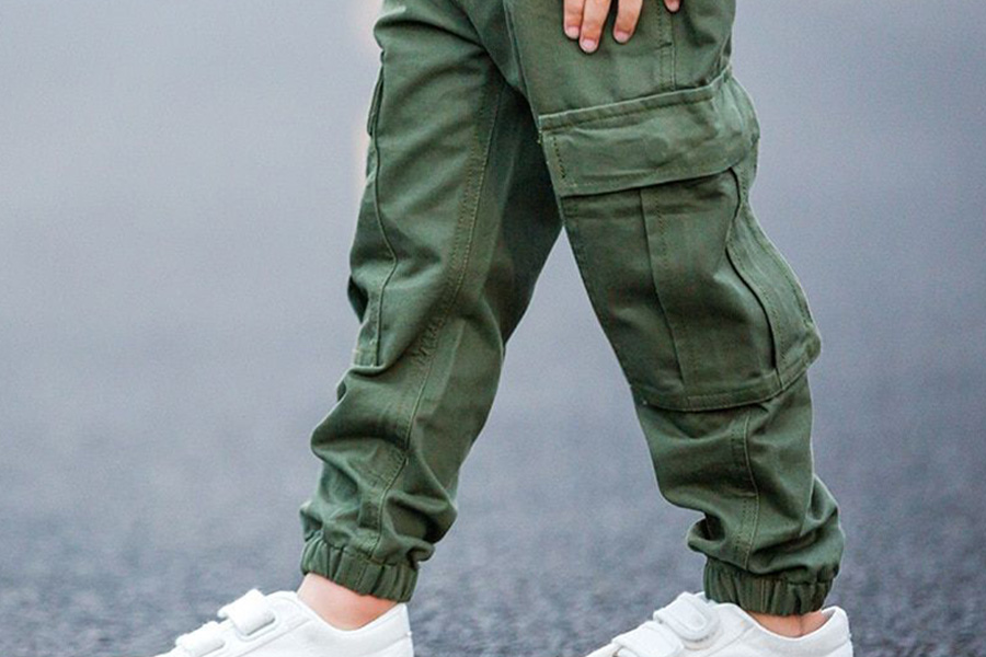 Enfant anonyme posant avec un pantalon cargo vert