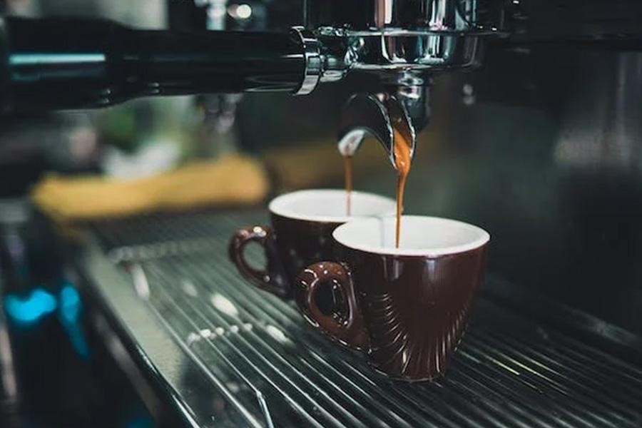 Macchina da caffè espresso nera al lavoro