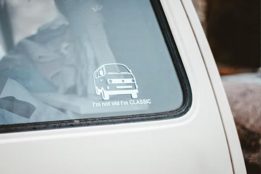 Ventana de coche con pegatina de furgoneta vieja en blanco