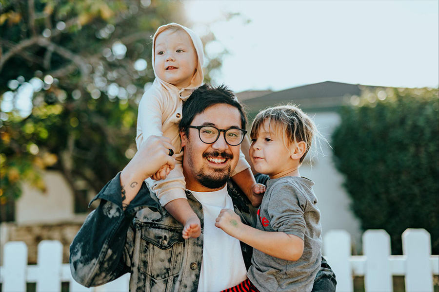 papa avec deux enfants