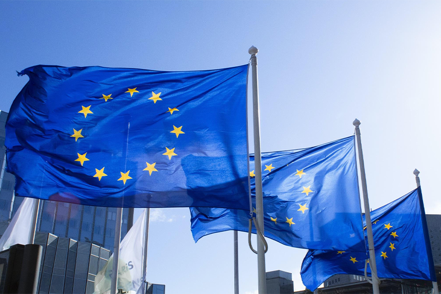 Bandiere dell'UE in fila al di fuori della Commissione europea