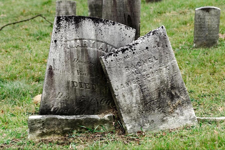 Poche lapidi di calcare in un cimitero