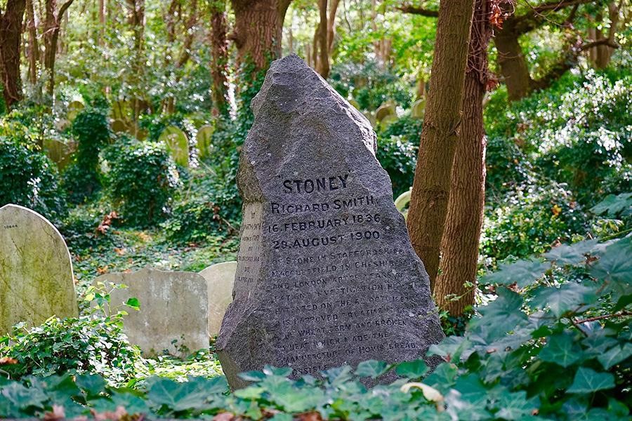 Fieldstone non è resistente alle intemperie in un cimitero