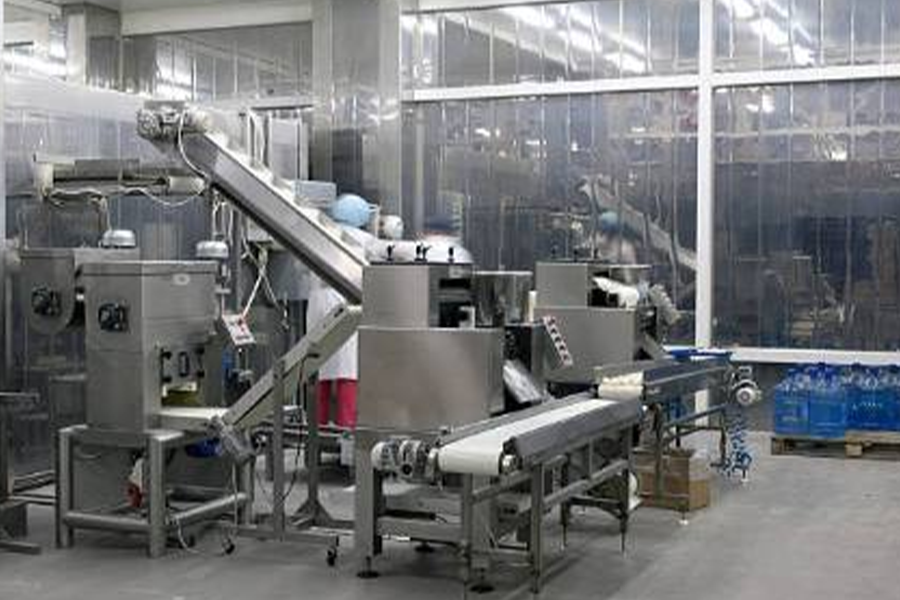 Máquina de processamento de frutas em uma fábrica