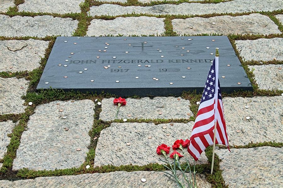 Lapide accanto a una bandiera americana