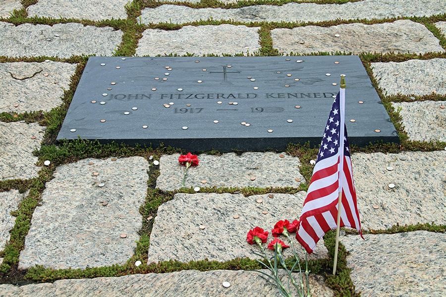 Lapide accanto a una bandiera americana