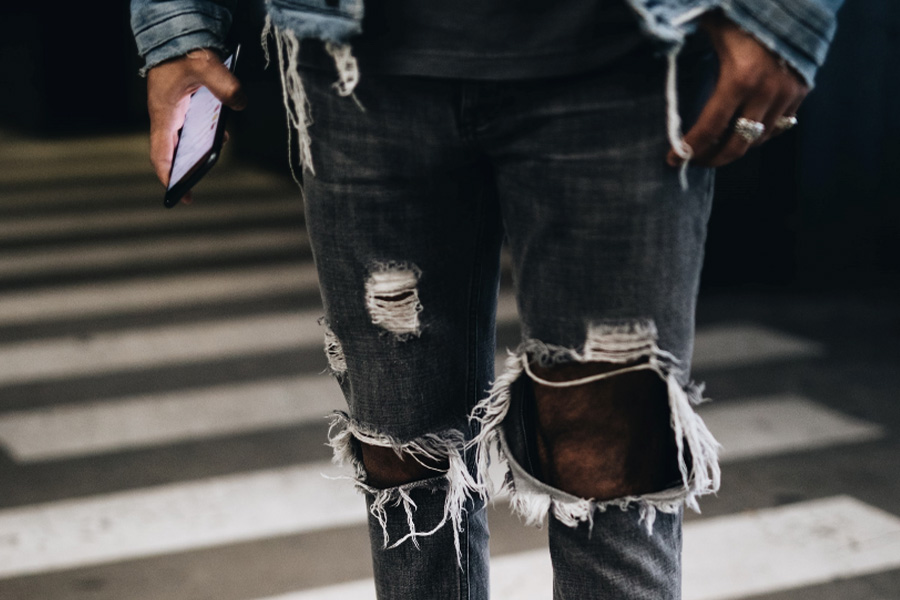 Homme en jeans déchirés