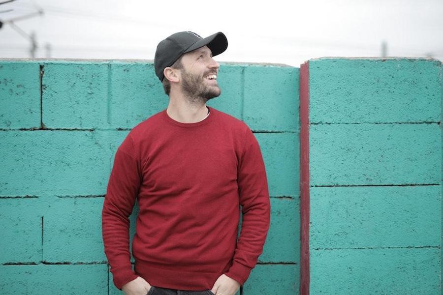 Homem sorrindo com camisa vermelha