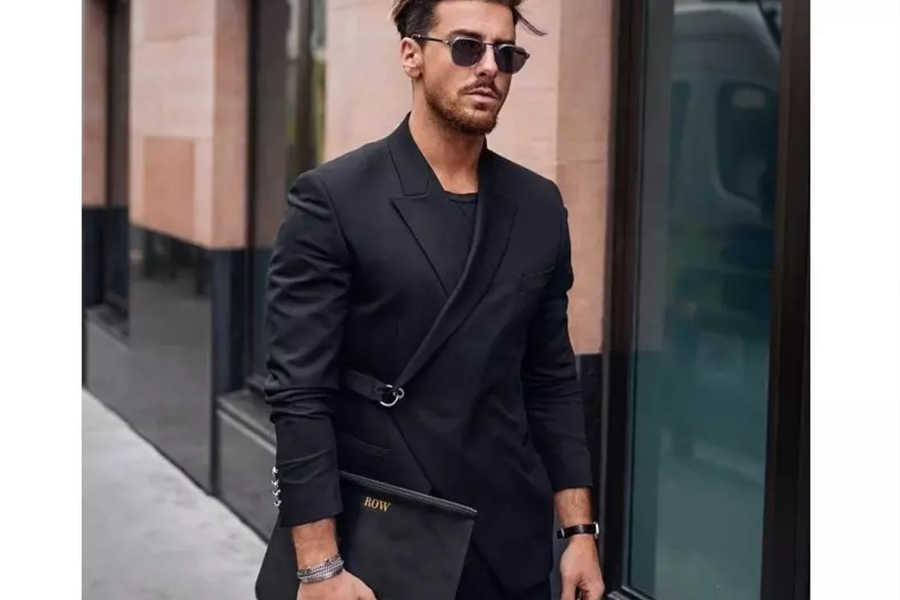 Uomo che indossa un blazer avvolgente nero