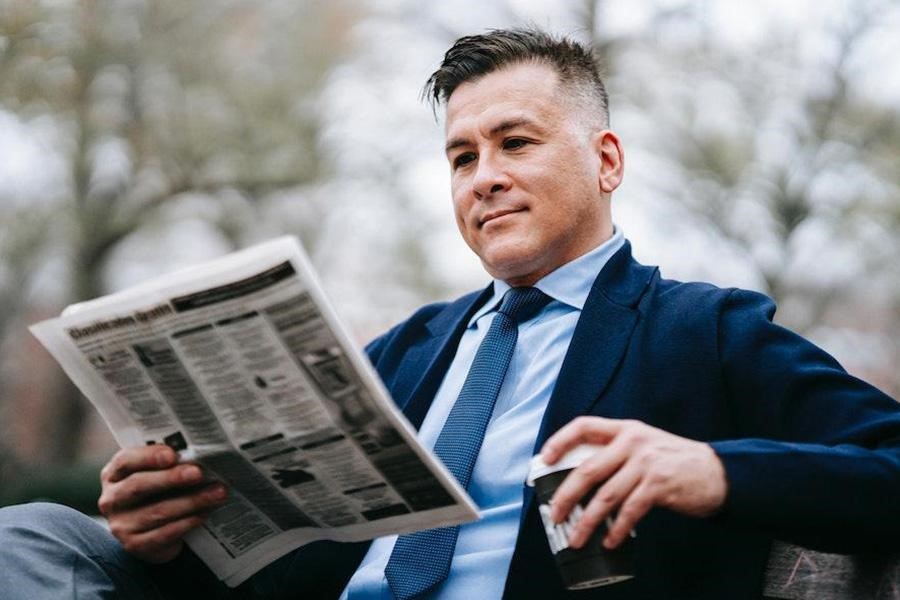 Homem vestindo um terno azul de desempenho, camisa e gravata