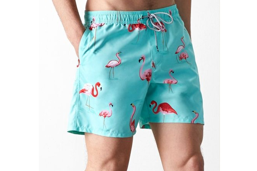 Mann trägt blaue wasserdichte Strandshorts