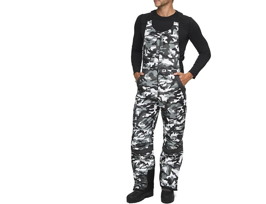 Hombre vestido con pechera de pantalón de pescador con estampado de camuflaje