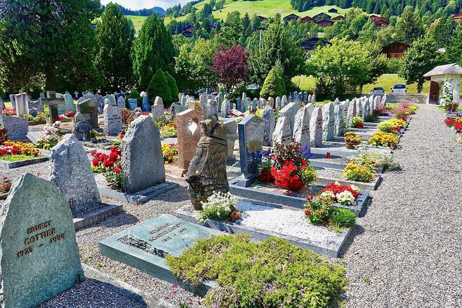 Numerose lapidi in un cimitero