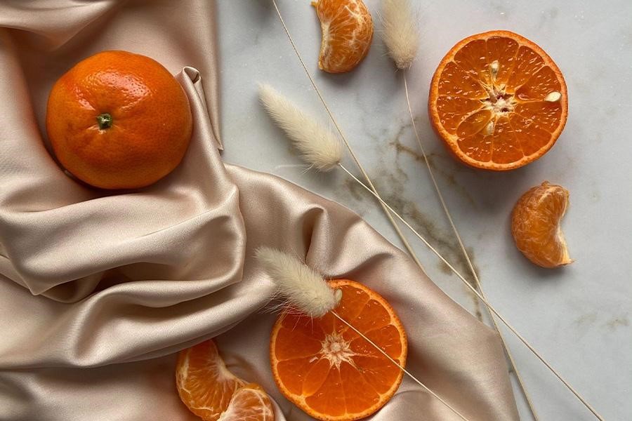 Orangen und Mandarinen auf Textil