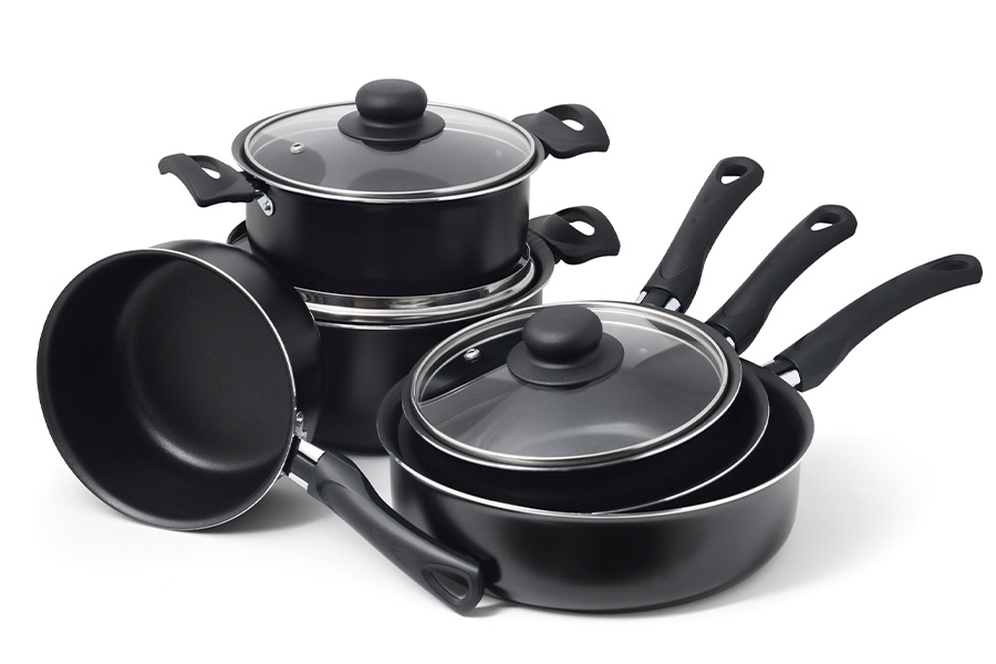 Set peralatan dapur non-stick hitam dengan latar belakang putih