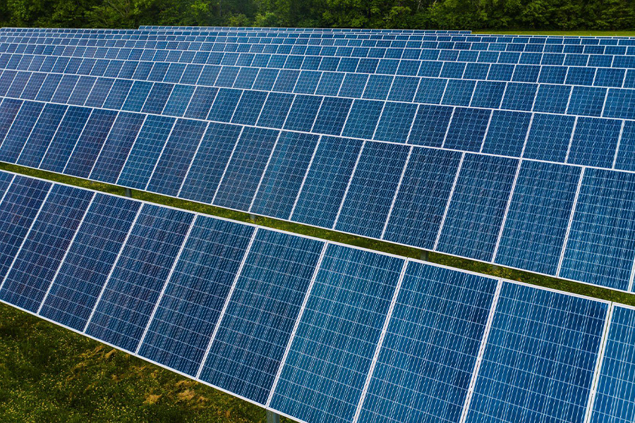 Matriz de painéis solares em um campo verde