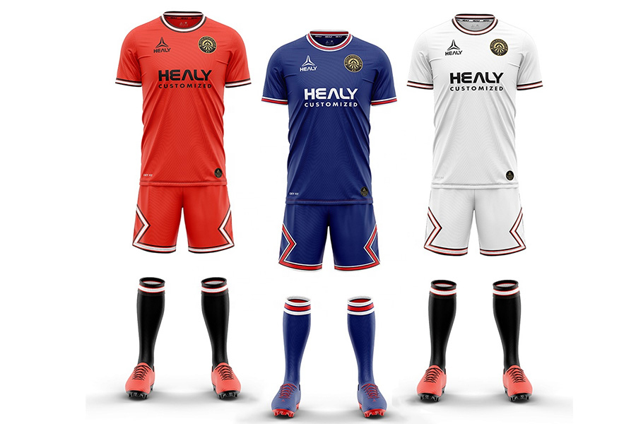 Trois ensembles de maillots de football pour jeunes en rouge, bleu et blanc