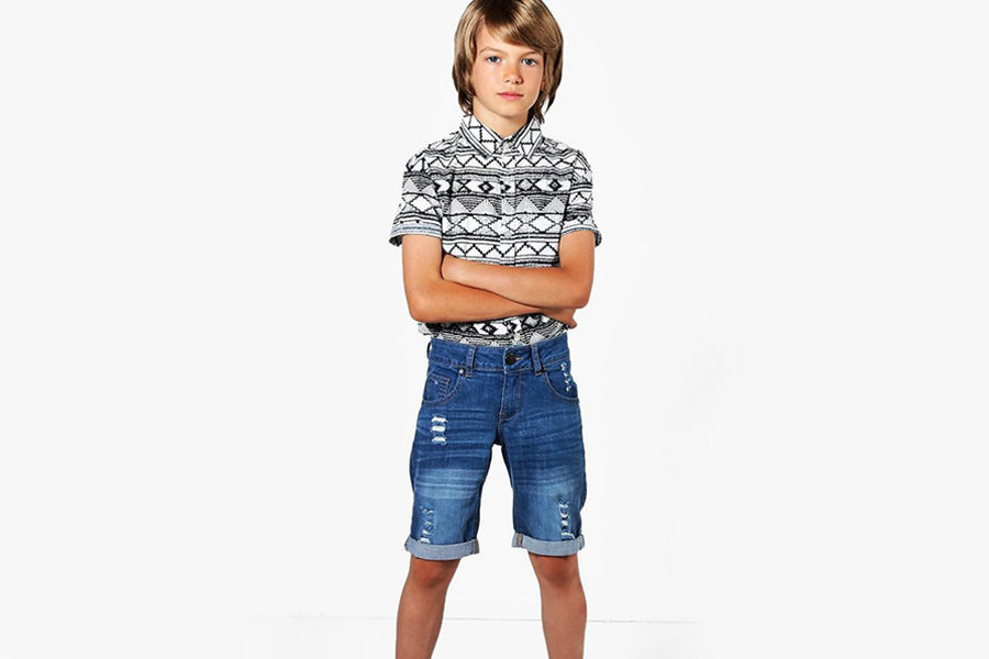 Tween posant avec un short en jean droit