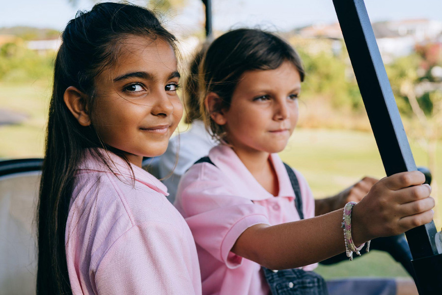 Due ragazze che indossano polo rosa