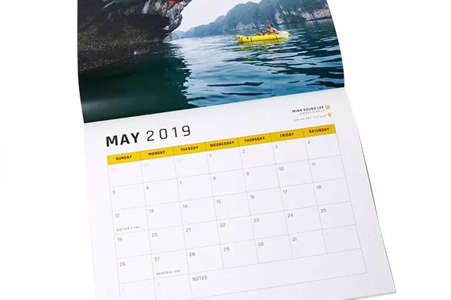 Calendario de pared con foto de un lago como imagen de mayo