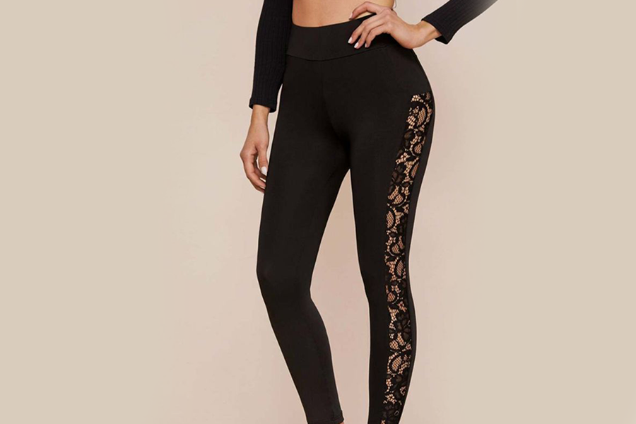 Donna in posa con leggins con inserto in pizzo