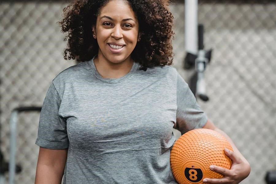 Frau trägt ein graues klassisches T-Shirt