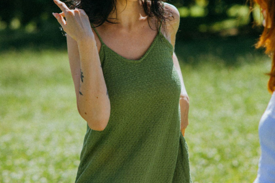 mujer con un vestido de color verde con tirantes finos