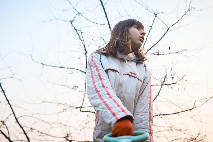 Mujer con una chaqueta acolchada modular blanca