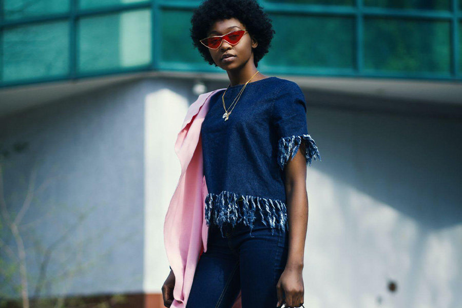 Mulher vestindo jeans e blusa azul