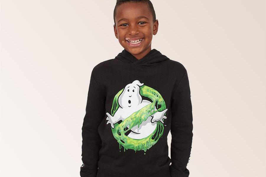 Bocah laki-laki mengayunkan hoodie t-shirt dengan ilustrasi Ghostbusters