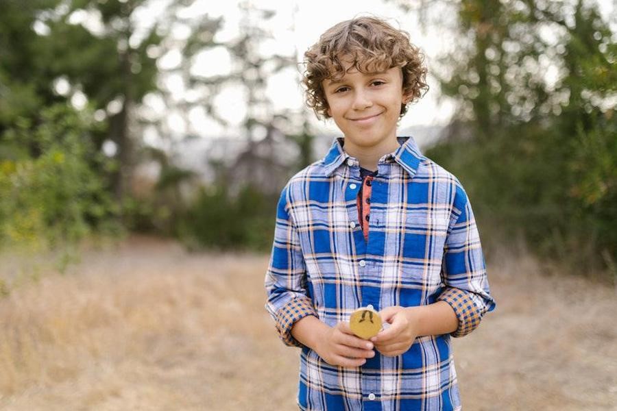 Jeune garçon portant une chemise à carreaux bleu