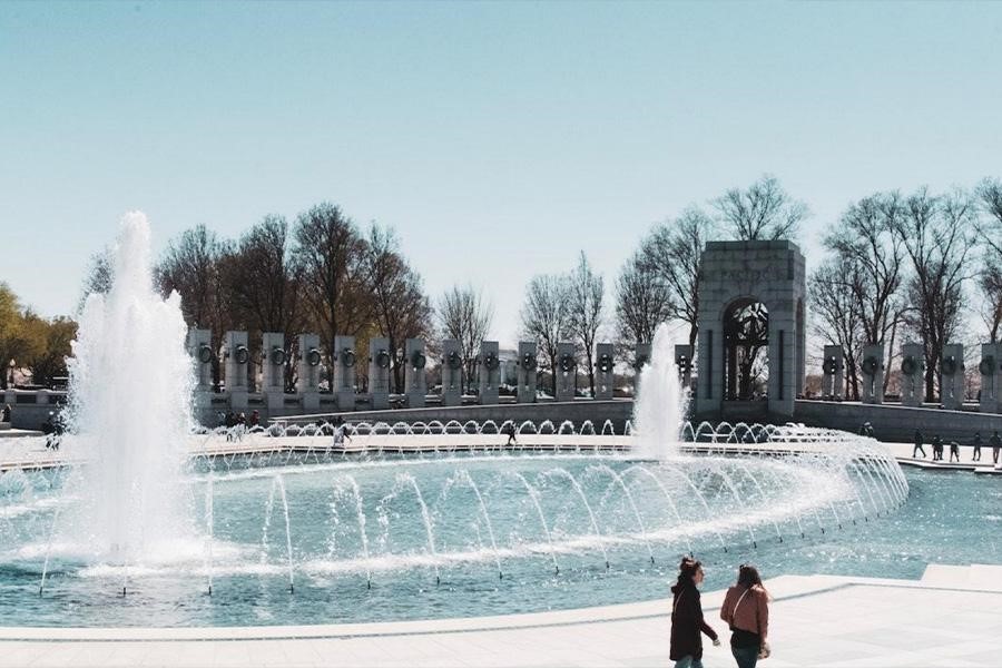 Una grande fontana d'acqua all'aperto