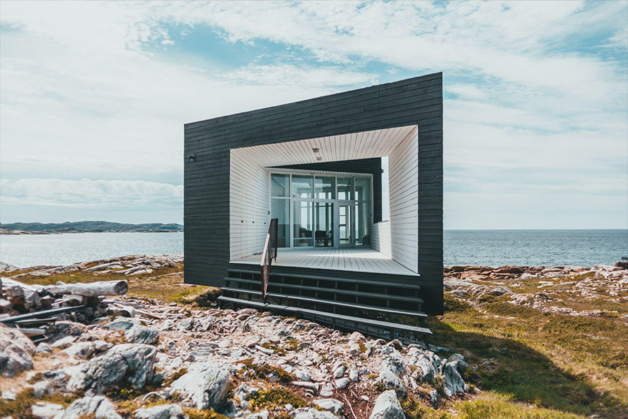 Una minuscola casa contemporanea in riva all'oceano