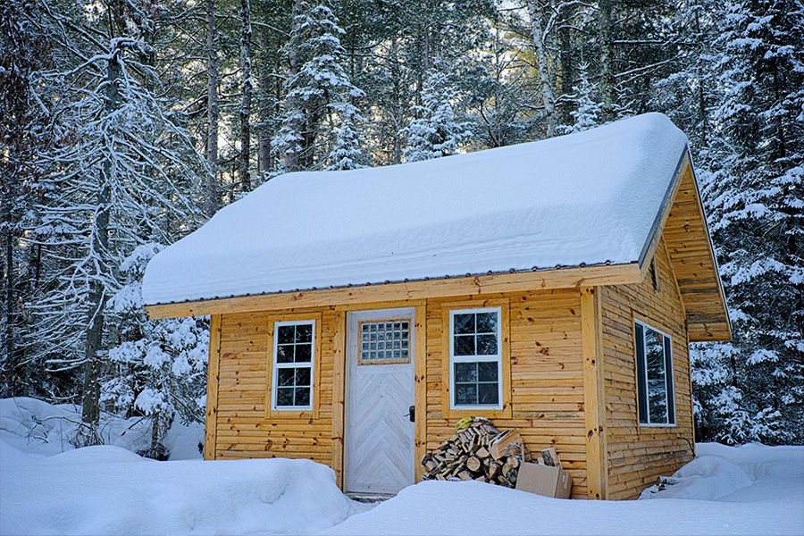 Una piccola casetta fatta di pannelli di legno